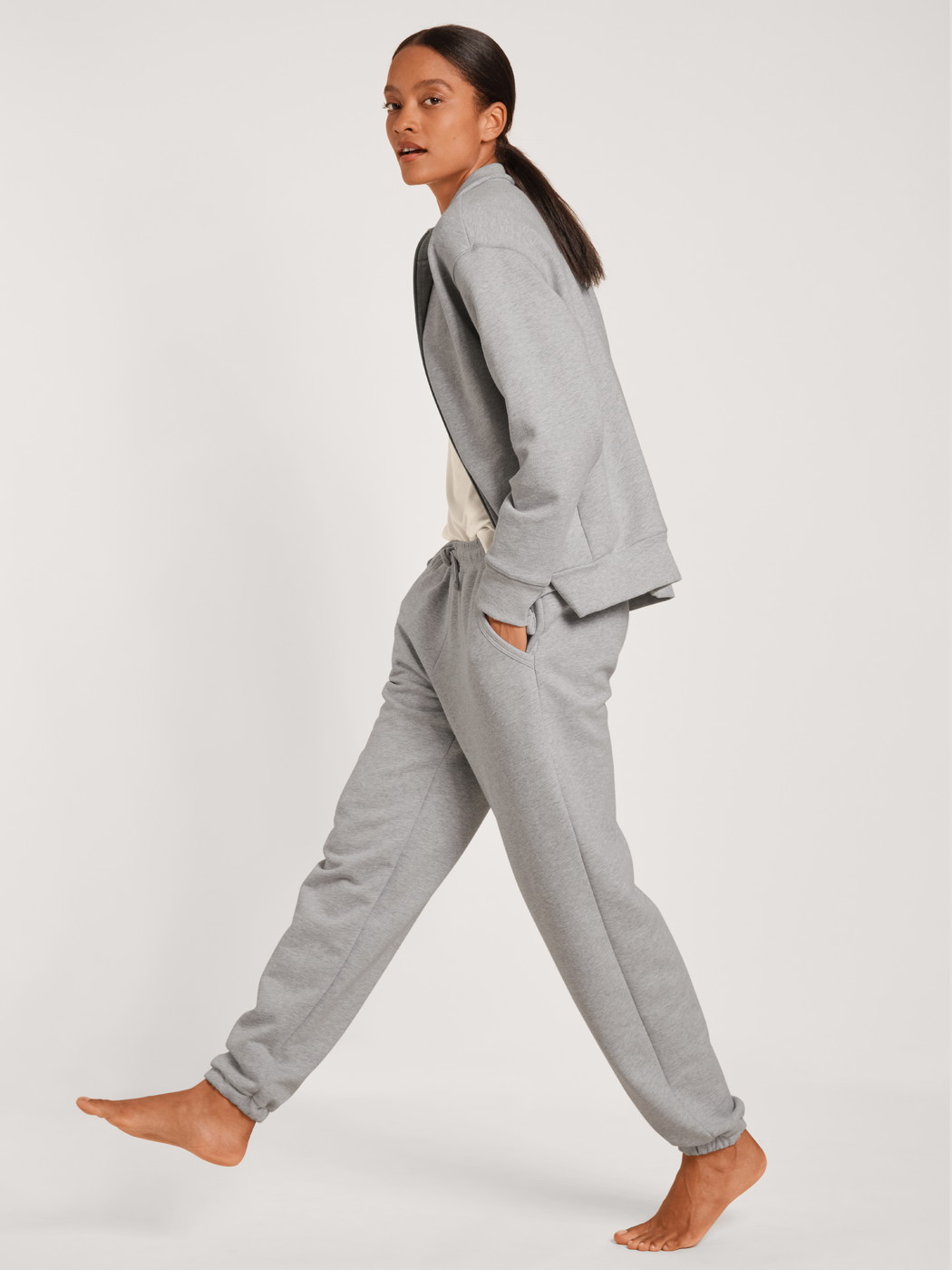 Damen-Model trägt Jacke aus 100% Baumwolle in Grau, Einfarbig aus Serie Lounge & Relax von CALIDA