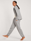 Damen-Model trägt Jacke aus 100% Baumwolle in Grau, Einfarbig aus Serie Lounge & Relax von CALIDA