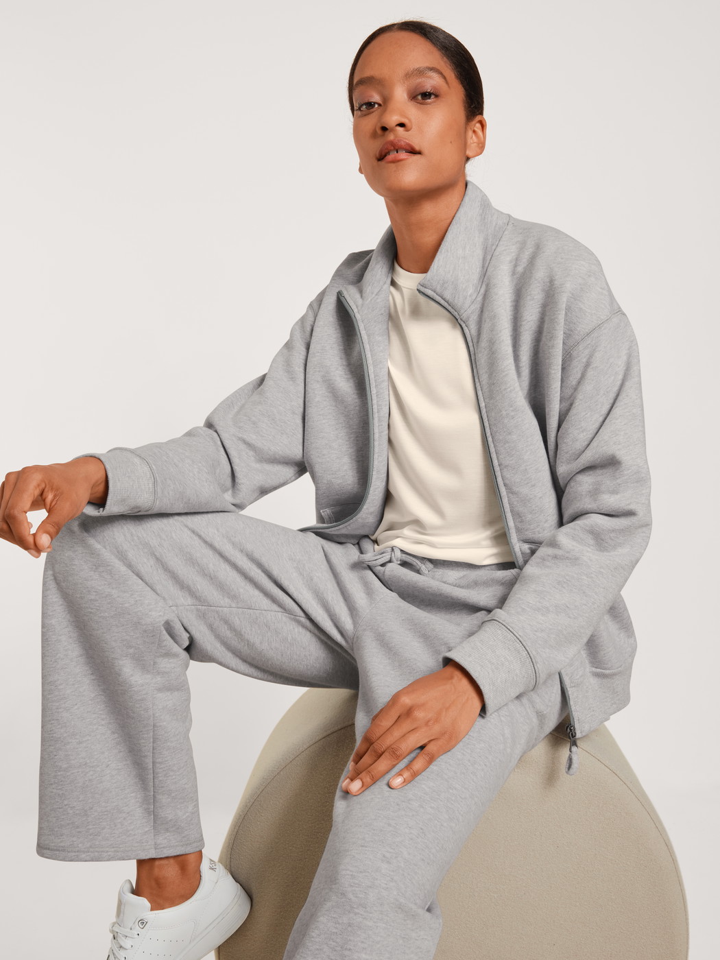 Damen-Model trägt Jacke aus 100% Baumwolle in Grau, Einfarbig aus Serie Lounge & Relax von CALIDA