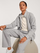 Damen-Model trägt Jacke aus 100% Baumwolle in Grau, Einfarbig aus Serie Lounge & Relax von CALIDA