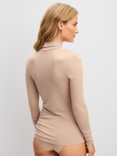 Le mannequin Femme porte le/la T-shirt à manches longues à col roulé en laine et soie en Laine de couleur Marron, Unicolore, de la série True Confidence de CALIDA, Vue arrière