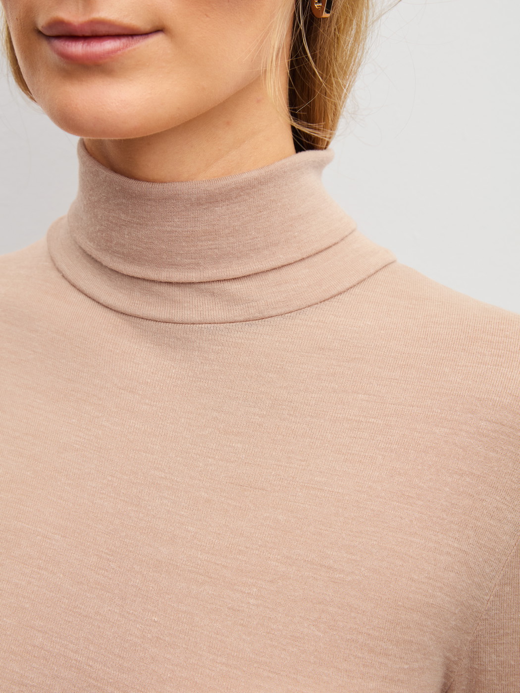 Le mannequin Femme porte le/la T-shirt à manches longues à col roulé en laine et soie en Laine de couleur Marron, Unicolore, de la série True Confidence de CALIDA, Détail
