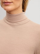 Le mannequin Femme porte le/la T-shirt à manches longues à col roulé en laine et soie en Laine de couleur Marron, Unicolore, de la série True Confidence de CALIDA, Détail