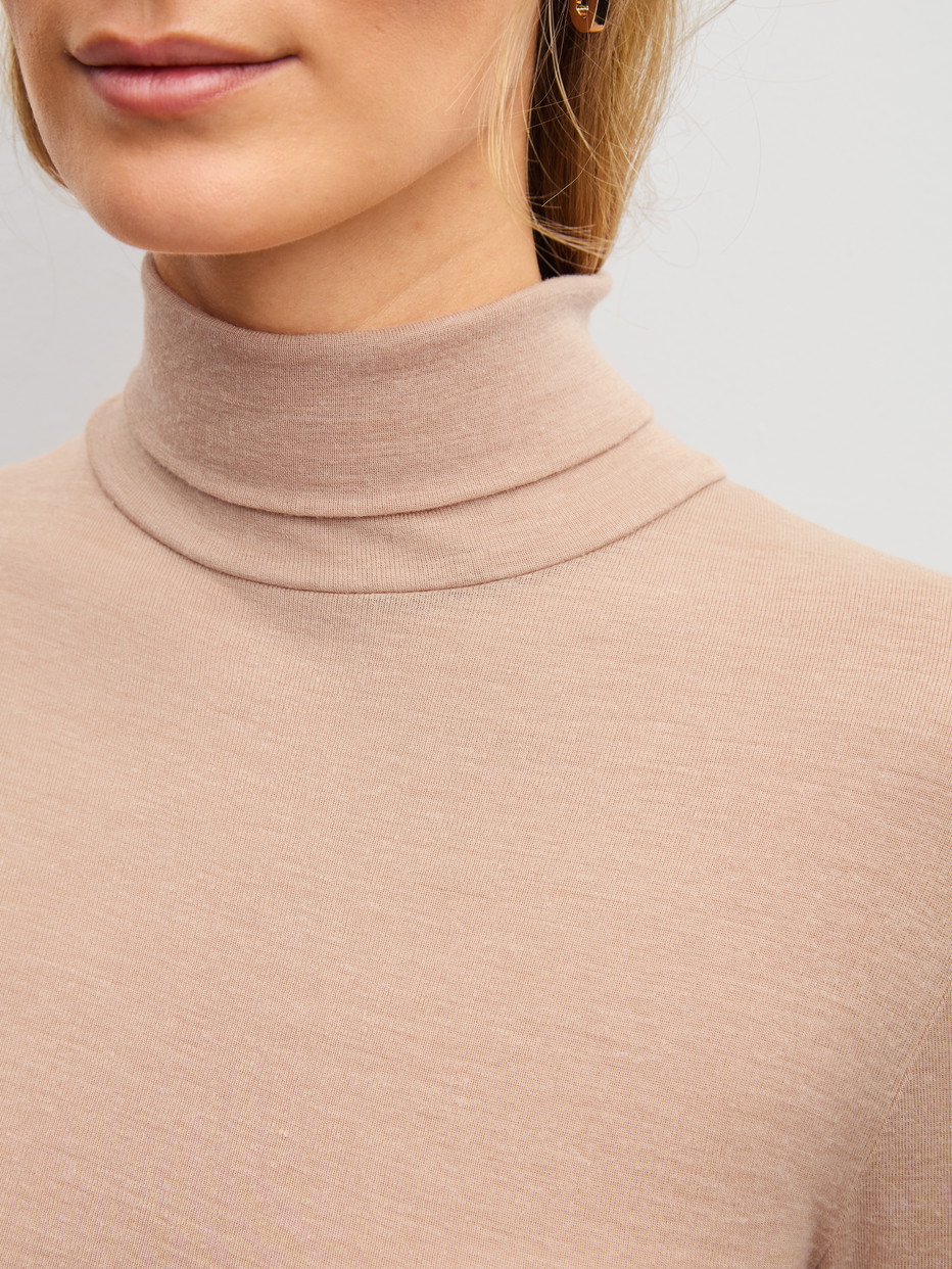 Le mannequin Femme porte le/la T-shirt à manches longues à col roulé en laine et soie en Laine de couleur Marron, Unicolore, de la série True Confidence de CALIDA, Détail