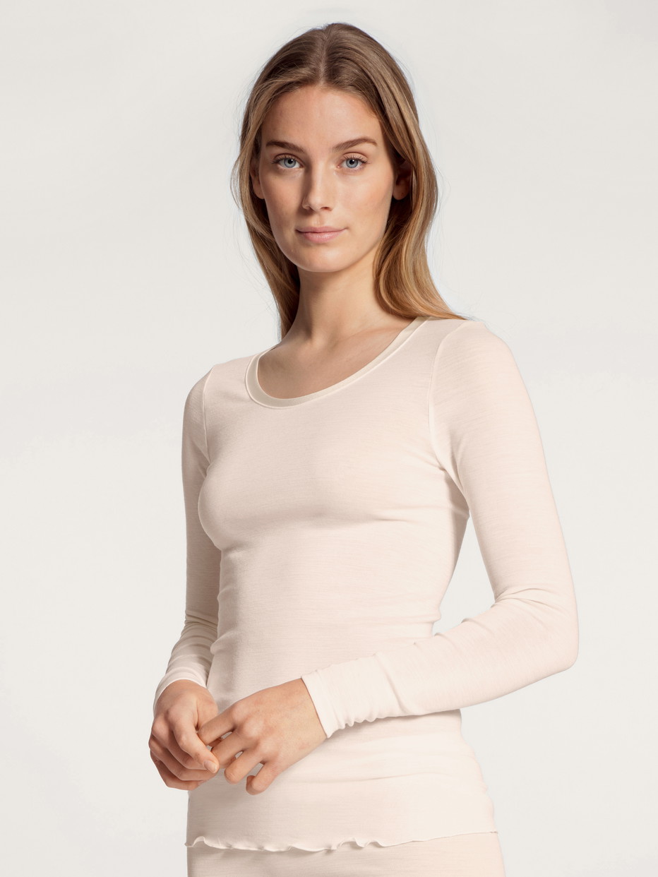 Damen-Model trägt Langarm-Shirt aus Wolle-Seide aus Wolle in Beige, Einfarbig aus Serie True Confidence von CALIDA, Vorderansicht