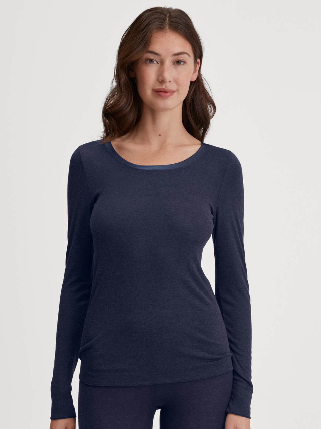 La modella / Il modello Donna indossa Shirt a manica lunga in Lana di colore Blu, Tinta unita, della serie True Confidence di CALIDA, Vista frontale
