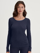 La modella / Il modello Donna indossa Shirt a manica lunga in Lana di colore Blu, Tinta unita, della serie True Confidence di CALIDA, Vista frontale