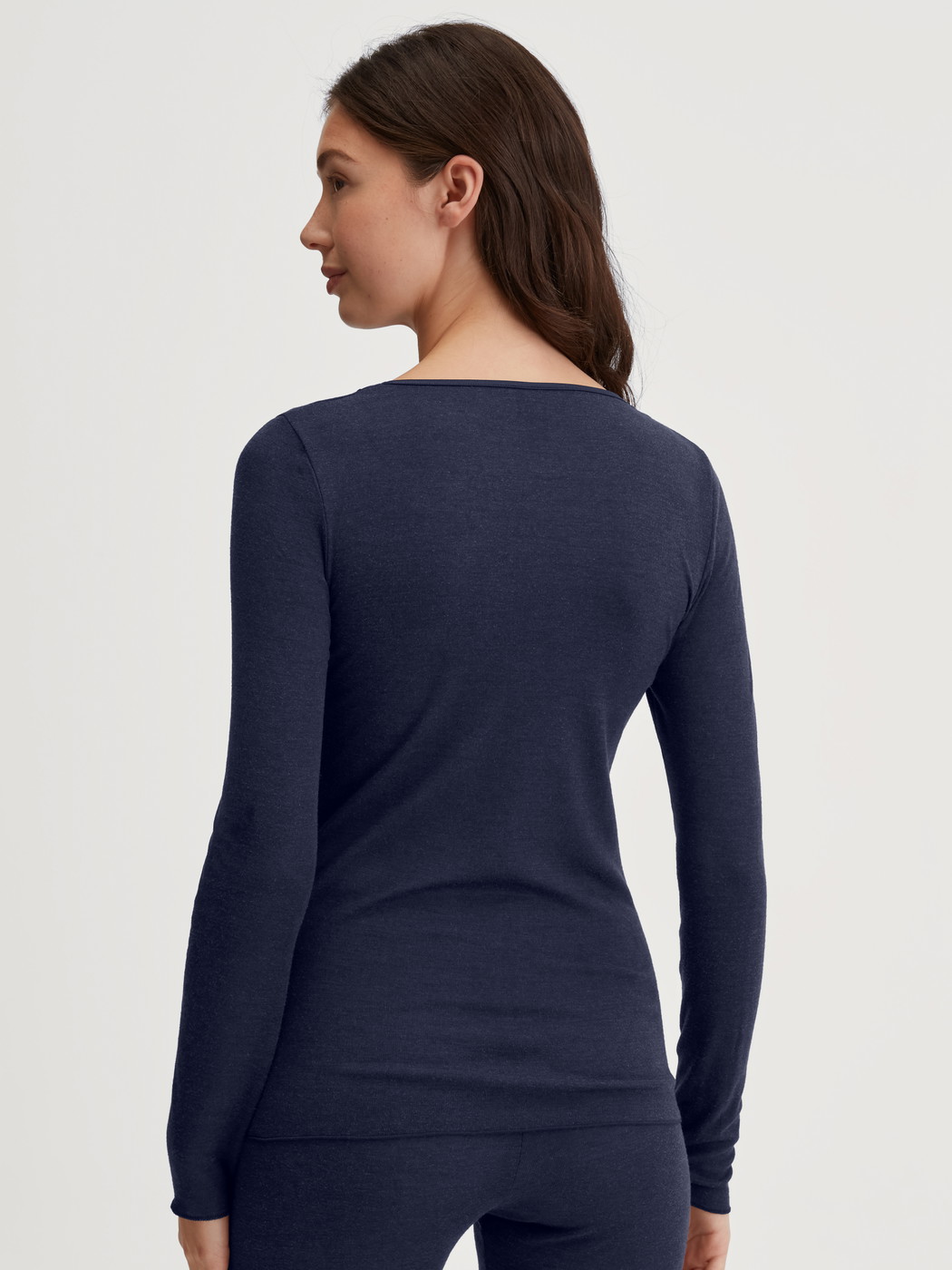 La modella / Il modello Donna indossa Shirt a manica lunga in Lana di colore Blu, Tinta unita, della serie True Confidence di CALIDA, Vista posteriore