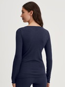 La modella / Il modello Donna indossa Shirt a manica lunga in Lana di colore Blu, Tinta unita, della serie True Confidence di CALIDA, Vista posteriore