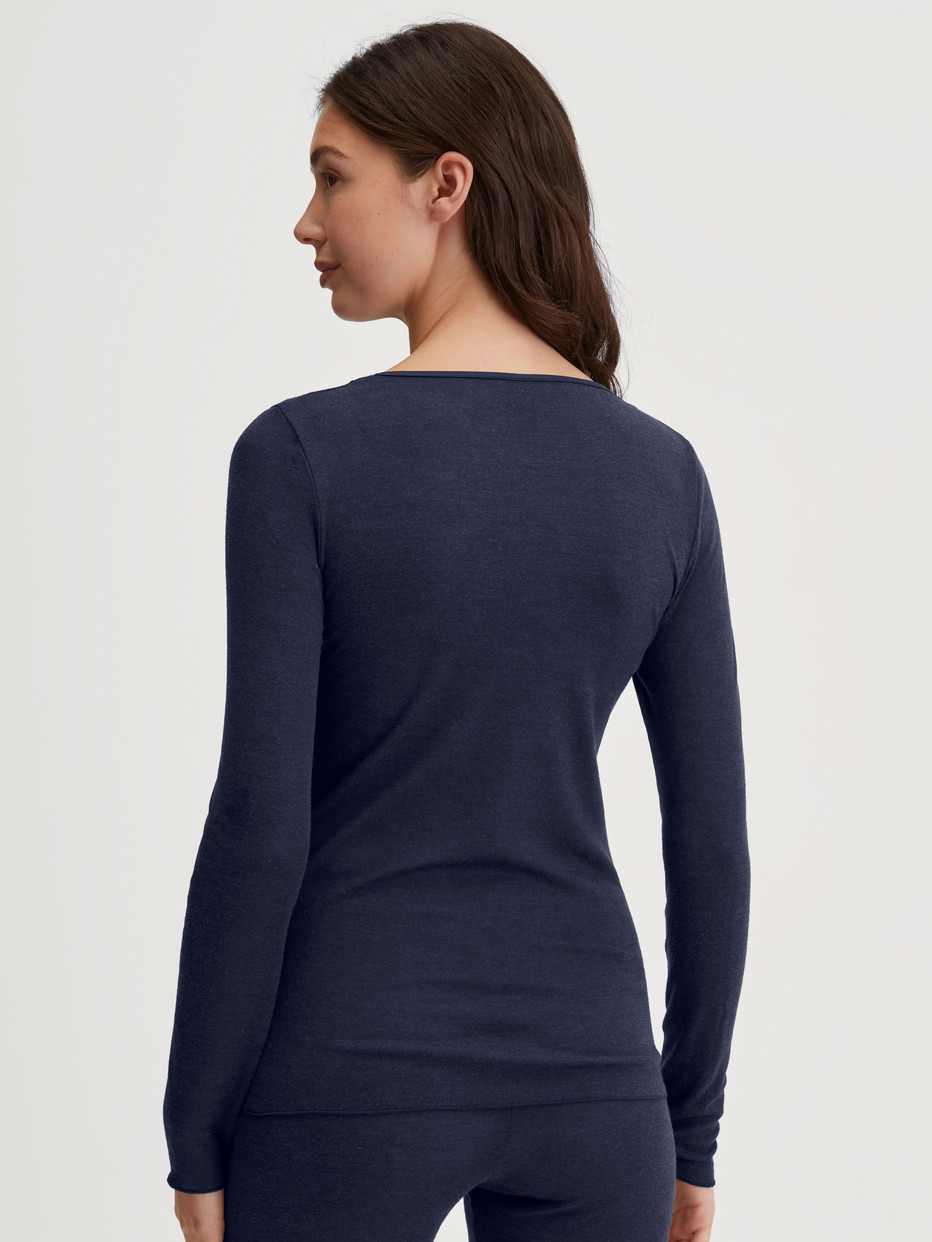 La modella / Il modello Donna indossa Shirt a manica lunga in Lana di colore Blu, Tinta unita, della serie True Confidence di CALIDA, Vista posteriore