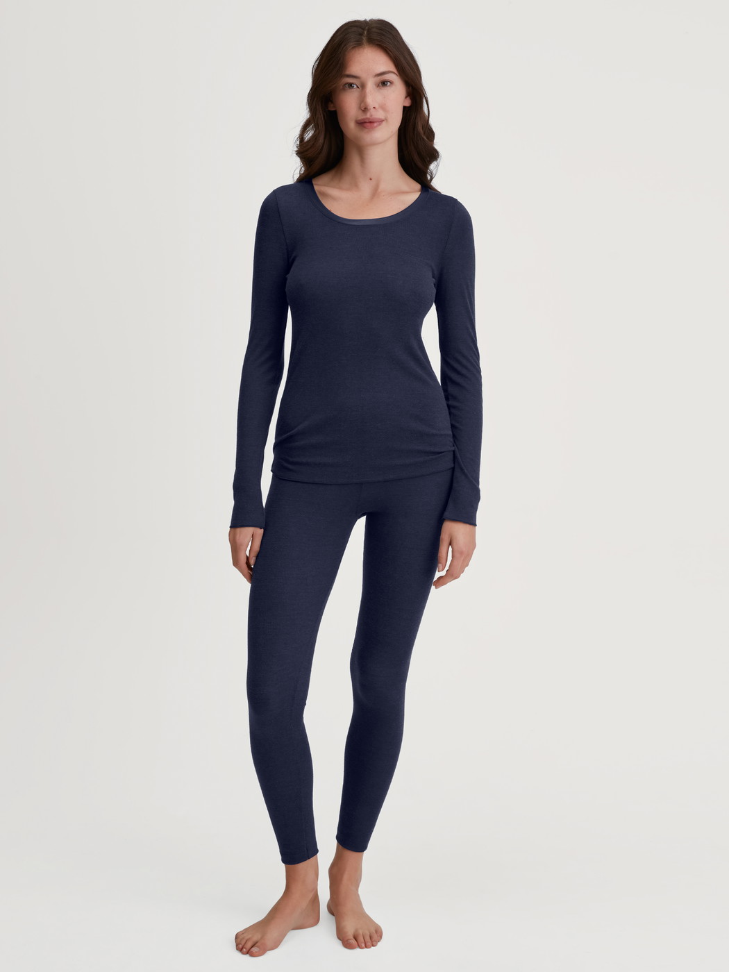 La modella / Il modello Donna indossa Shirt a manica lunga in Lana di colore Blu, Tinta unita, della serie True Confidence di CALIDA, Abbigliamento