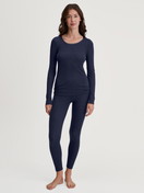 La modella / Il modello Donna indossa Shirt a manica lunga in Lana di colore Blu, Tinta unita, della serie True Confidence di CALIDA, Abbigliamento
