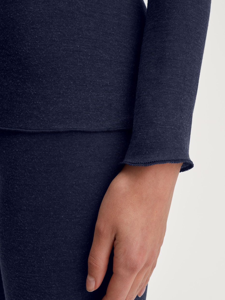La modella / Il modello Donna indossa Shirt a manica lunga in Lana di colore Blu, Tinta unita, della serie True Confidence di CALIDA, Dettaglio
