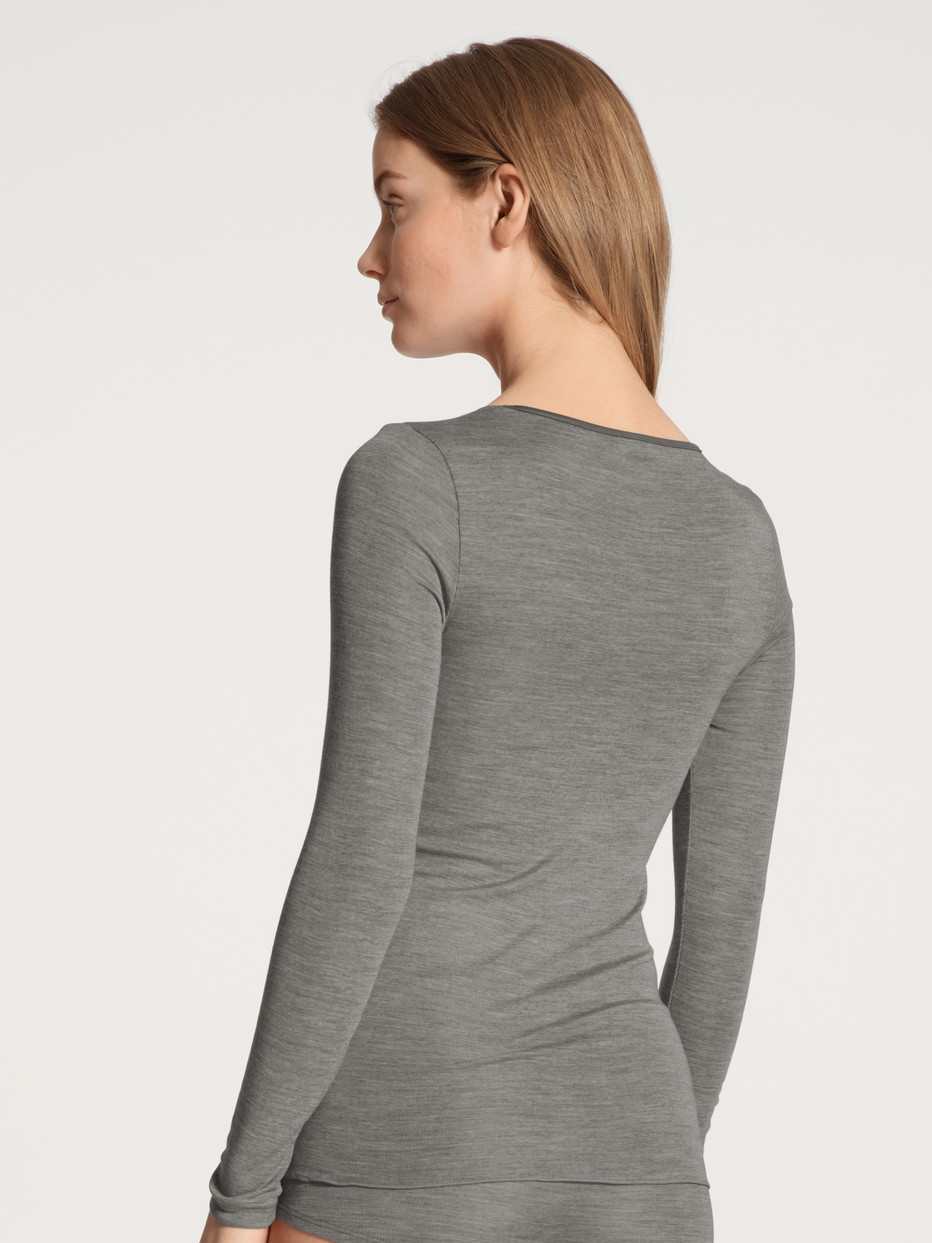 Damen-Model trägt Langarm-Shirt aus Wolle-Seide aus Wolle in Grau, Einfarbig aus Serie True Confidence von CALIDA, Rückansicht