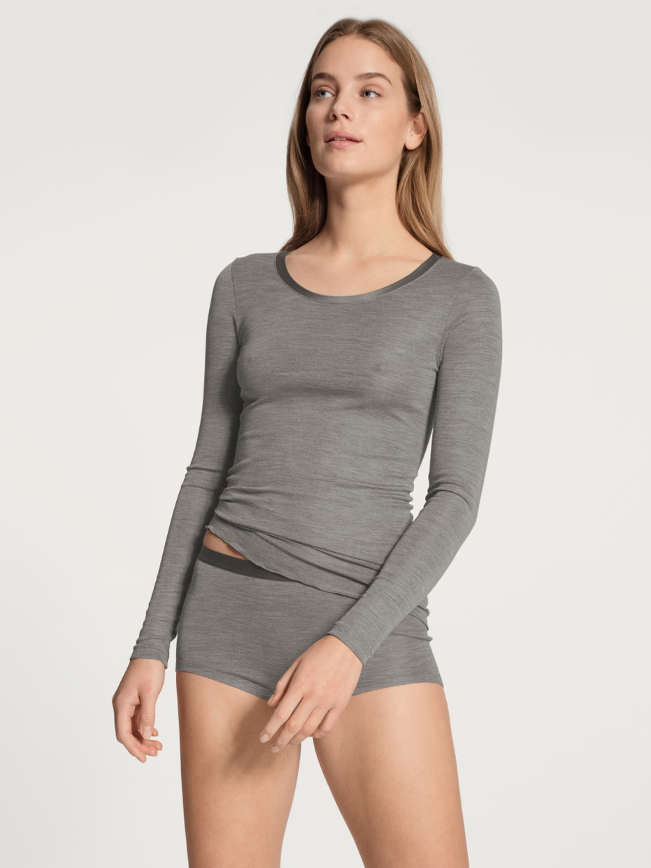 Damen-Model trägt Langarm-Shirt aus Wolle-Seide aus Wolle in Grau, Einfarbig aus Serie True Confidence von CALIDA, Outfit, Vorderansicht