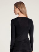Le mannequin Femme porte le/la T-shirt à manches longues en Laine de couleur Noir, Unicolore, de la série True Confidence de CALIDA, Vue arrière