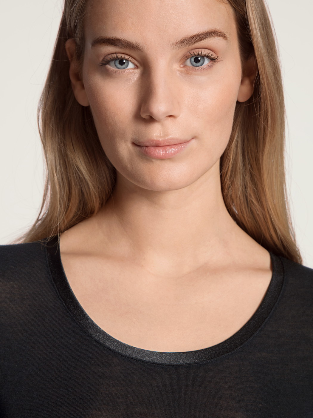 Femme - T-shirt à manches longues en Laine de couleur Noir, Unicolore, de la série True Confidence de CALIDA, Détail