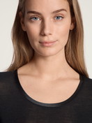 Femme - T-shirt à manches longues en Laine de couleur Noir, Unicolore, de la série True Confidence de CALIDA, Détail