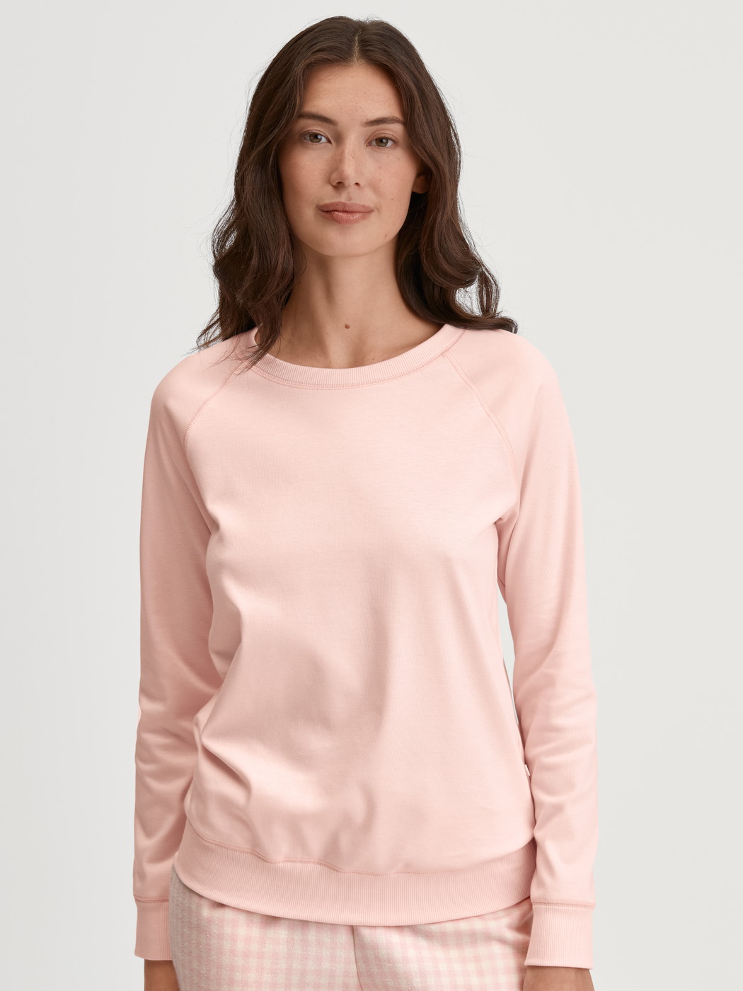 Le mannequin Femme porte le/la T-shirt à manches longues en 100% coton de couleur Rose, Unicolore, de la série Favourites Universe de CALIDA, Vue de face