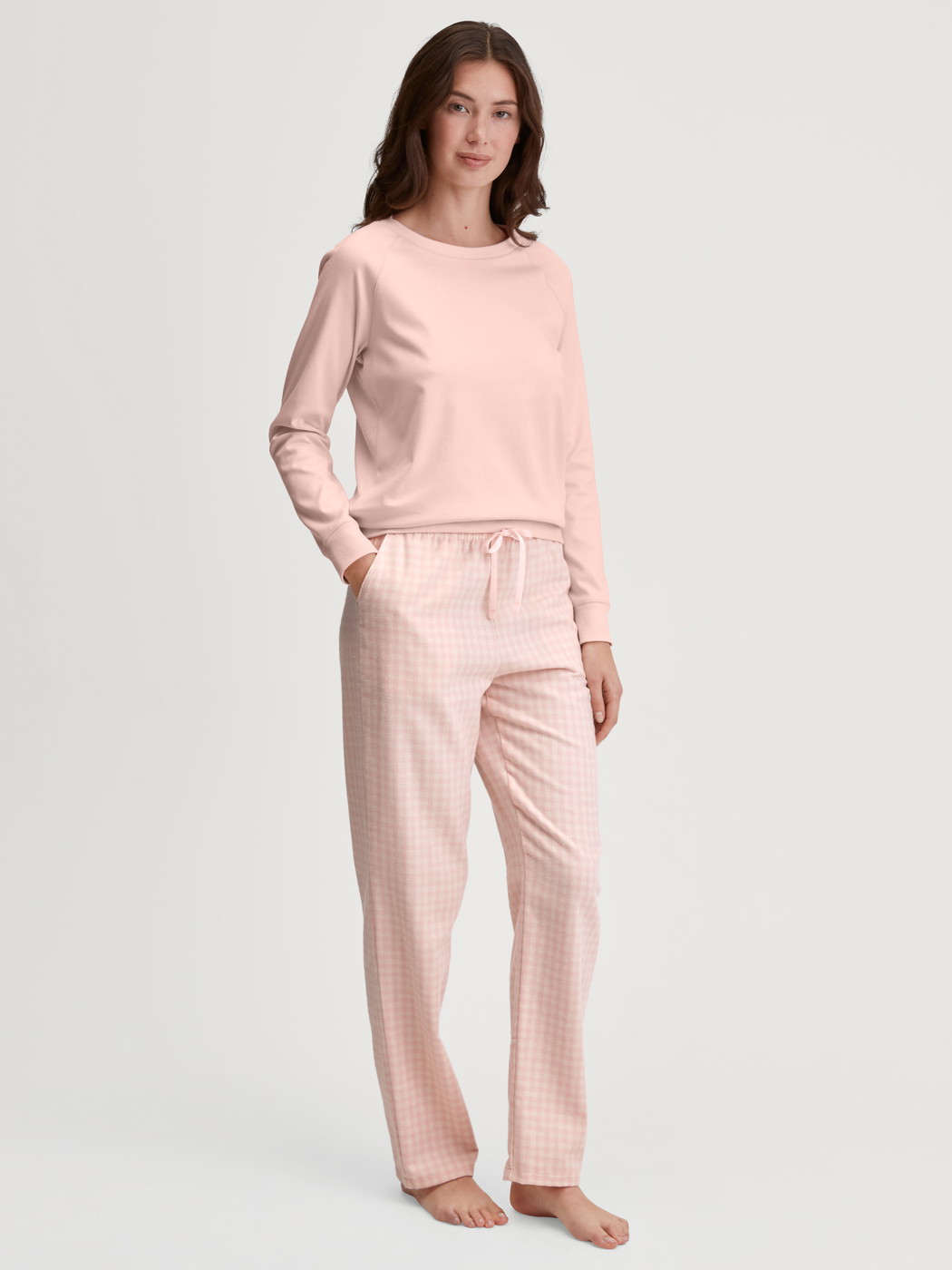 Le mannequin Femme porte le/la T-shirt à manches longues en 100% coton de couleur Rose, Unicolore, de la série Favourites Universe de CALIDA, Tenue