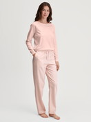 Le mannequin Femme porte le/la T-shirt à manches longues en 100% coton de couleur Rose, Unicolore, de la série Favourites Universe de CALIDA, Tenue