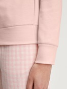 Le mannequin Femme porte le/la T-shirt à manches longues en 100% coton de couleur Rose, Unicolore, de la série Favourites Universe de CALIDA, Détail