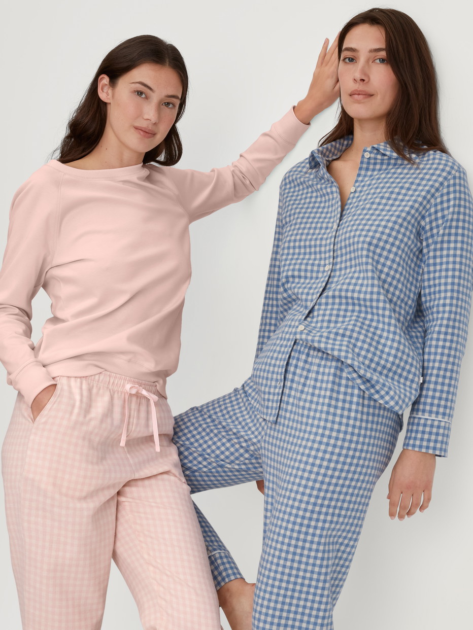 Damen-Model trägt Langarm-Shirt aus 100% Baumwolle in Rosa, Einfarbig aus Serie Favourites Universe von CALIDA, Zusatzbild