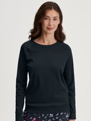 Damen-Model trägt Langarm-Shirt aus 100% Baumwolle in Blau, Einfarbig aus Serie Favourites Holidays von CALIDA, Vorderansicht