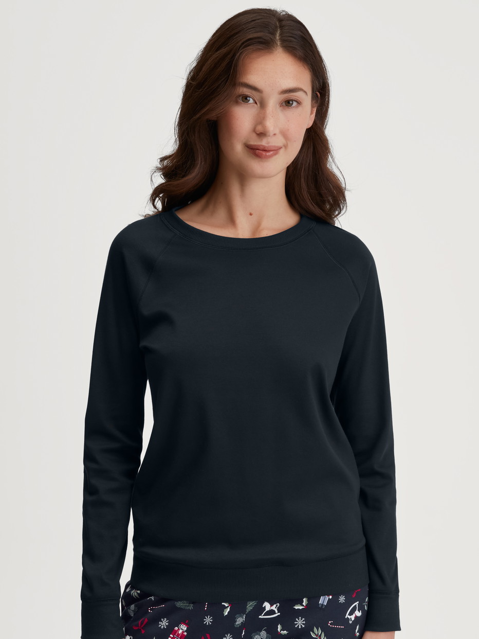 Damen-Model trägt Langarm-Shirt aus 100% Baumwolle in Blau, Einfarbig aus Serie Favourites Holidays von CALIDA, Vorderansicht