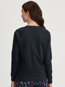 Damen-Model trägt Langarm-Shirt aus 100% Baumwolle in Blau, Einfarbig aus Serie Favourites Holidays von CALIDA, Rückansicht