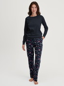 Damen-Model trägt Langarm-Shirt aus 100% Baumwolle in Blau, Einfarbig aus Serie Favourites Holidays von CALIDA, Outfit