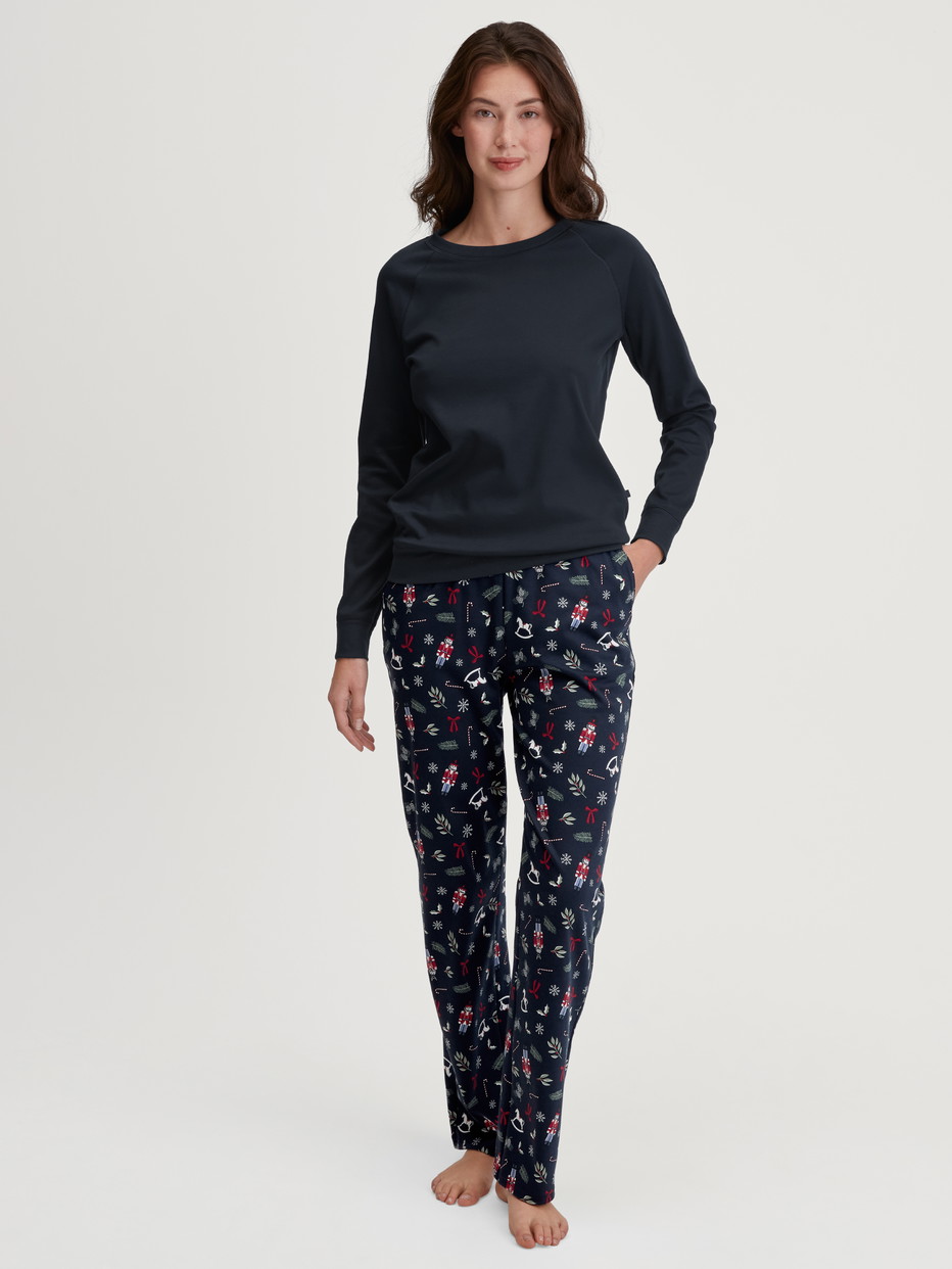 Damen-Model trägt Langarm-Shirt aus 100% Baumwolle in Blau, Einfarbig aus Serie Favourites Holidays von CALIDA, Outfit