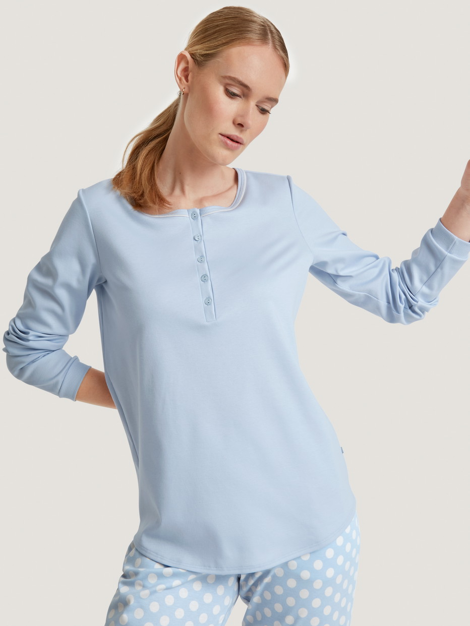 Damen-Model trägt Langarm-Shirt aus 100% Baumwolle in Blau, Einfarbig aus Serie Favourites Cats von CALIDA, Zusatzbild