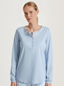 Le mannequin Femme porte le/la T-shirt à manches longues en 100% coton de couleur Bleu, Unicolore, de la série Favourites Cats de CALIDA, Vue de face