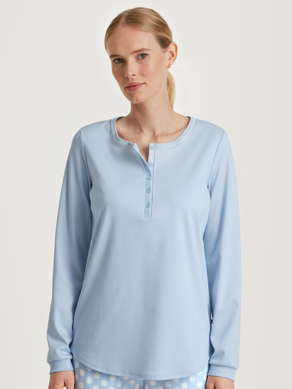 Damen-Model trägt Langarm-Shirt aus 100% Baumwolle in Blau, Einfarbig aus Serie Favourites Cats von CALIDA, Vorderansicht
