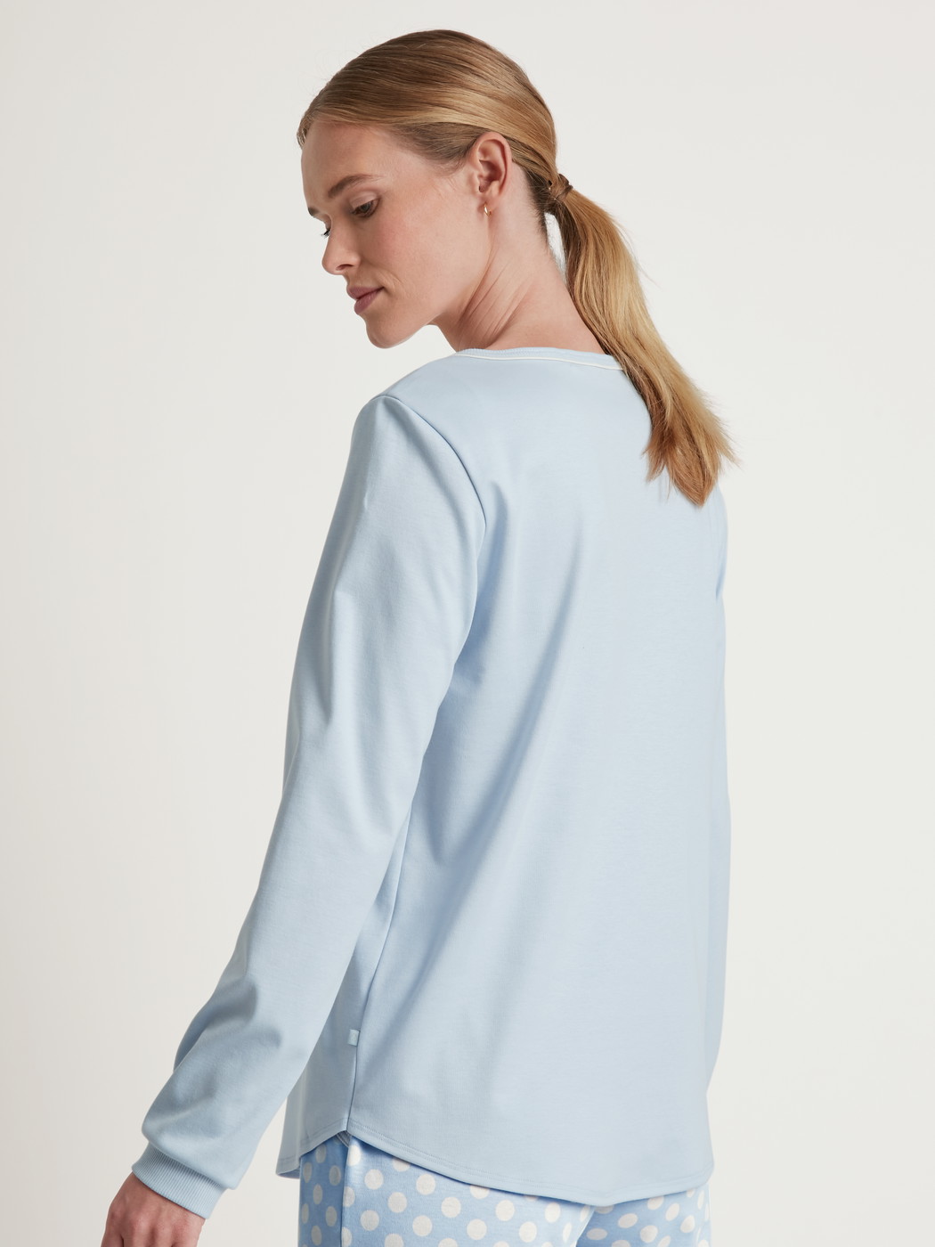 Le mannequin Femme porte le/la T-shirt à manches longues en 100% coton de couleur Bleu, Unicolore, de la série Favourites Cats de CALIDA, Vue arrière