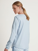 Le mannequin Femme porte le/la T-shirt à manches longues en 100% coton de couleur Bleu, Unicolore, de la série Favourites Cats de CALIDA, Vue arrière