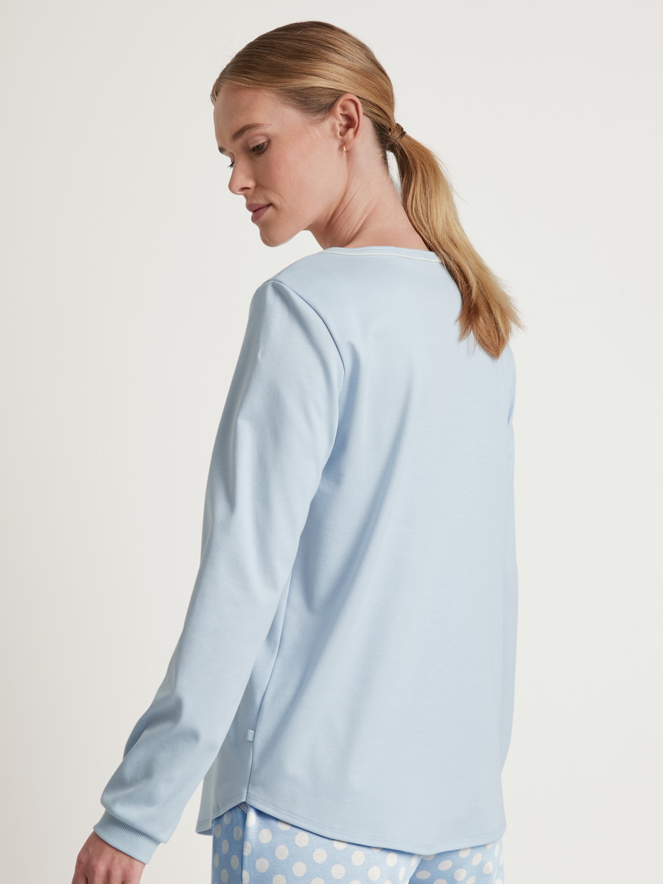 Damen-Model trägt Langarm-Shirt aus 100% Baumwolle in Blau, Einfarbig aus Serie Favourites Cats von CALIDA, Rückansicht