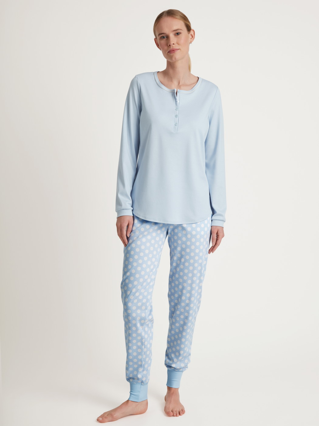 Le mannequin Femme porte le/la T-shirt à manches longues en 100% coton de couleur Bleu, Unicolore, de la série Favourites Cats de CALIDA, Tenue