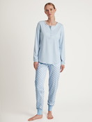 Le mannequin Femme porte le/la T-shirt à manches longues en 100% coton de couleur Bleu, Unicolore, de la série Favourites Cats de CALIDA, Tenue