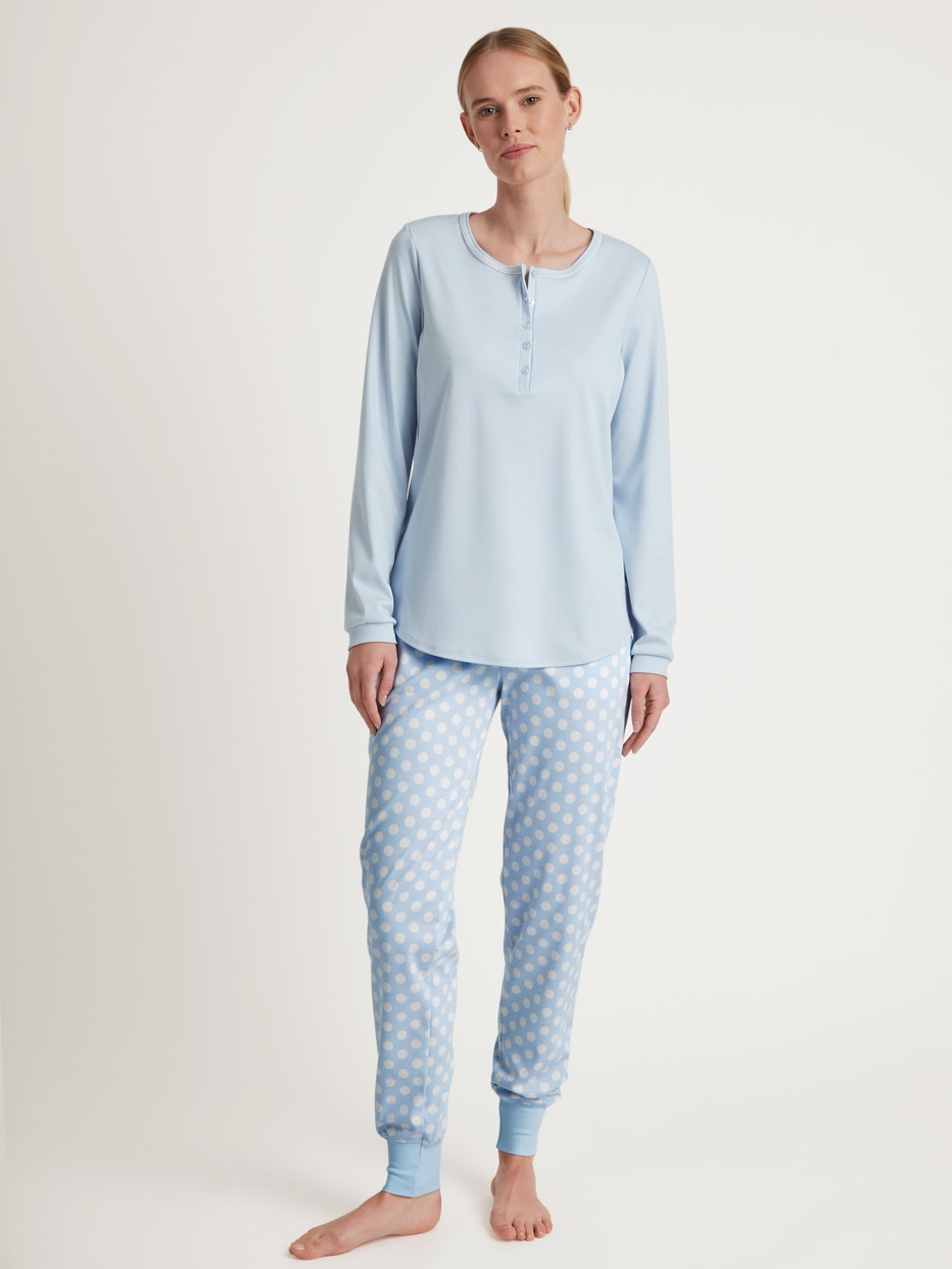 Damen-Model trägt Langarm-Shirt aus 100% Baumwolle in Blau, Einfarbig aus Serie Favourites Cats von CALIDA, Outfit