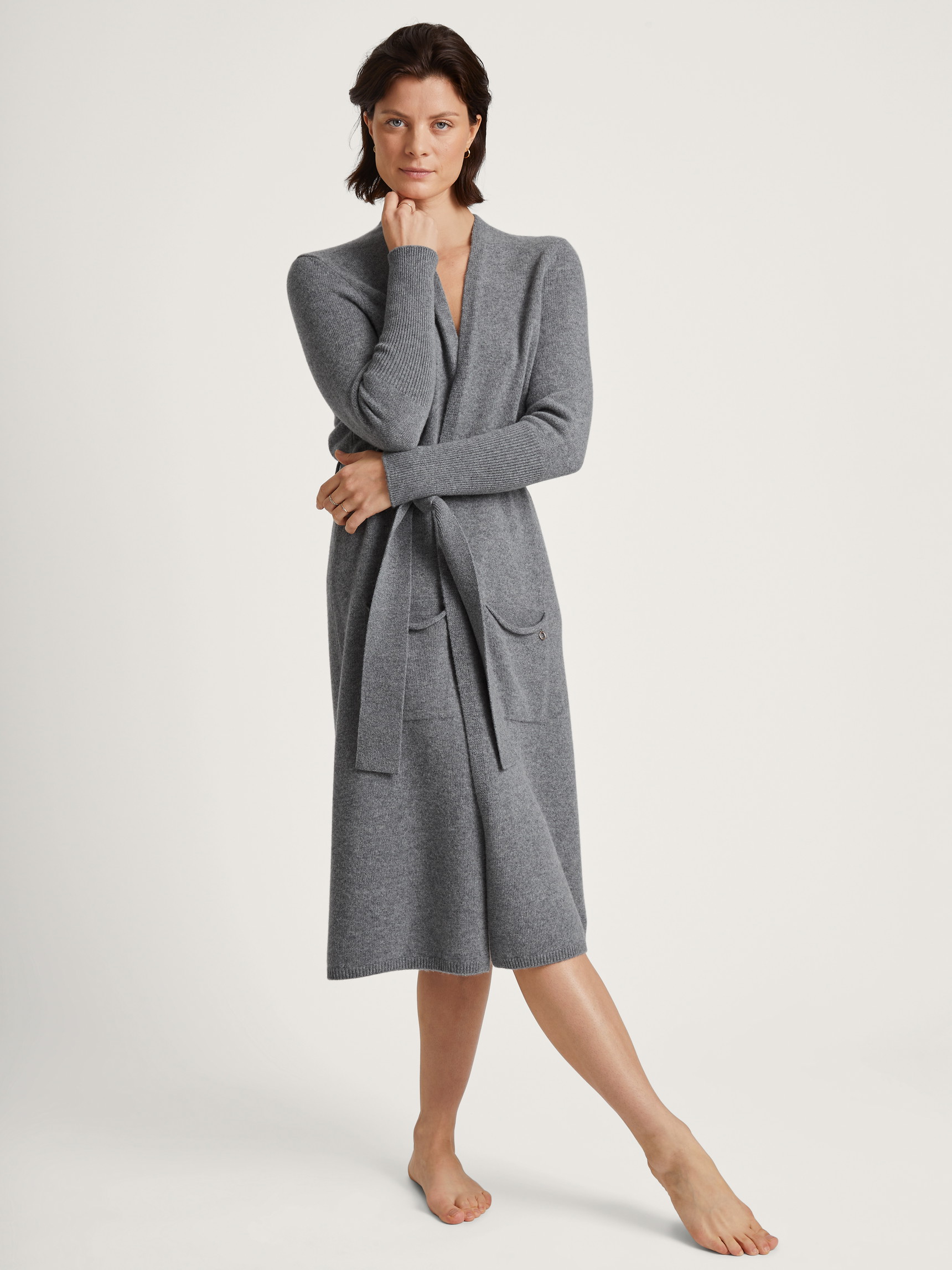 Damen-Model trägt Kimono aus Merinowolle aus Wolle in Grau, Einfarbig aus Serie The Cosy Collection von CALIDA, Vorderansicht