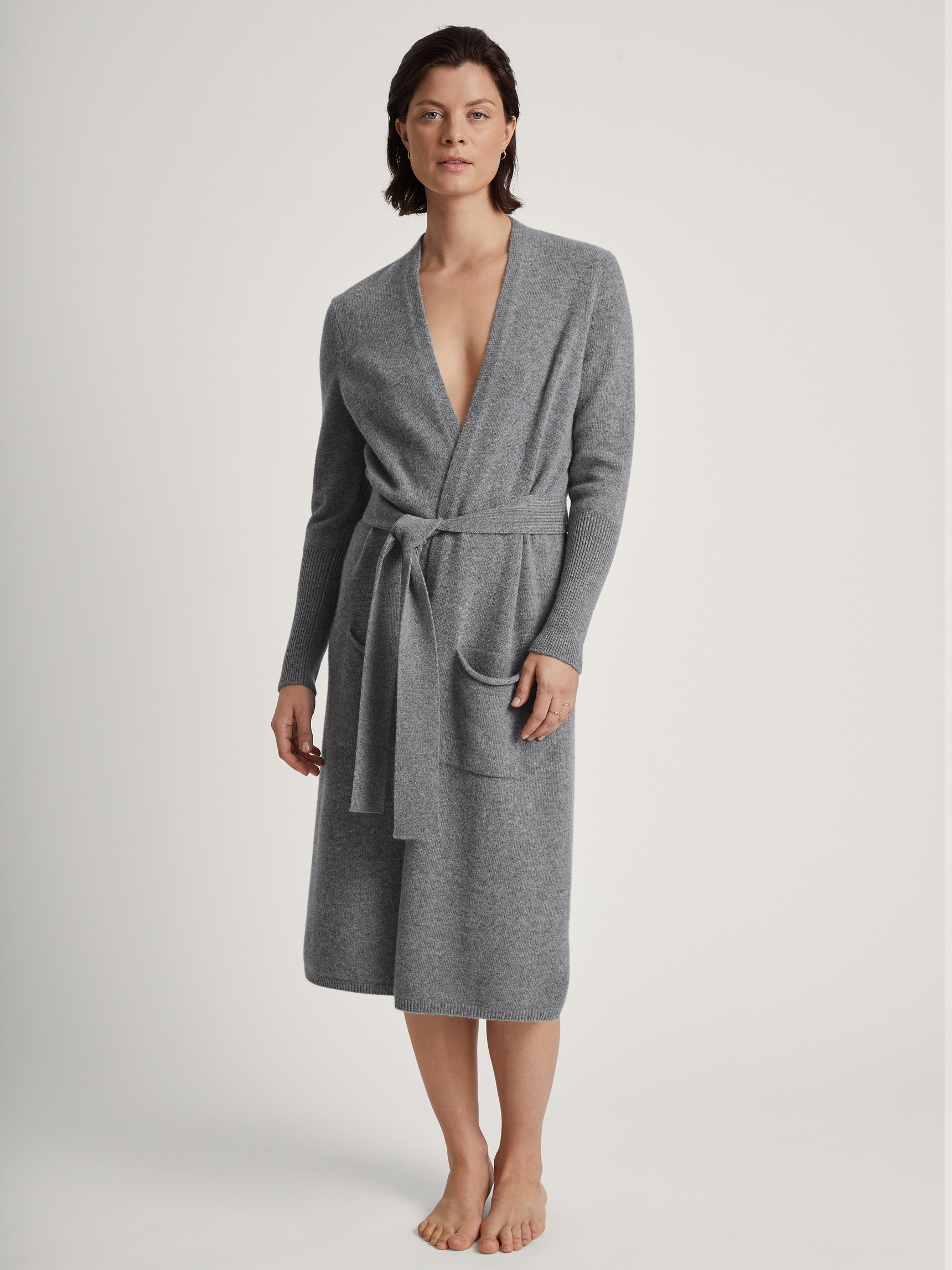 Damen-Model trägt Kimono aus Merinowolle aus Wolle in Grau, Einfarbig aus Serie The Cosy Collection von CALIDA, Vorderansicht