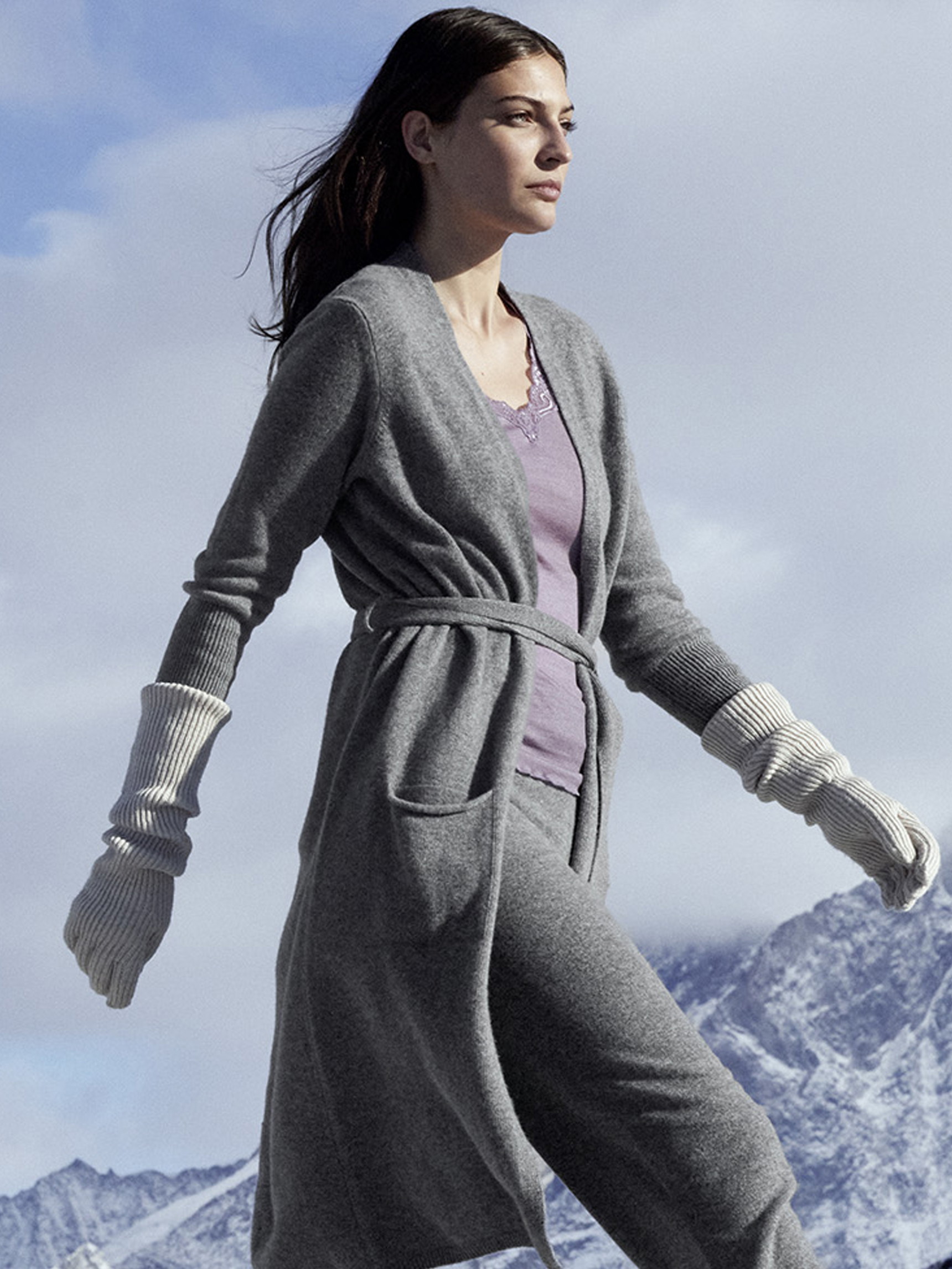 Damen-Model trägt Kimono aus Merinowolle aus Wolle in Grau, Einfarbig aus Serie The Cosy Collection von CALIDA