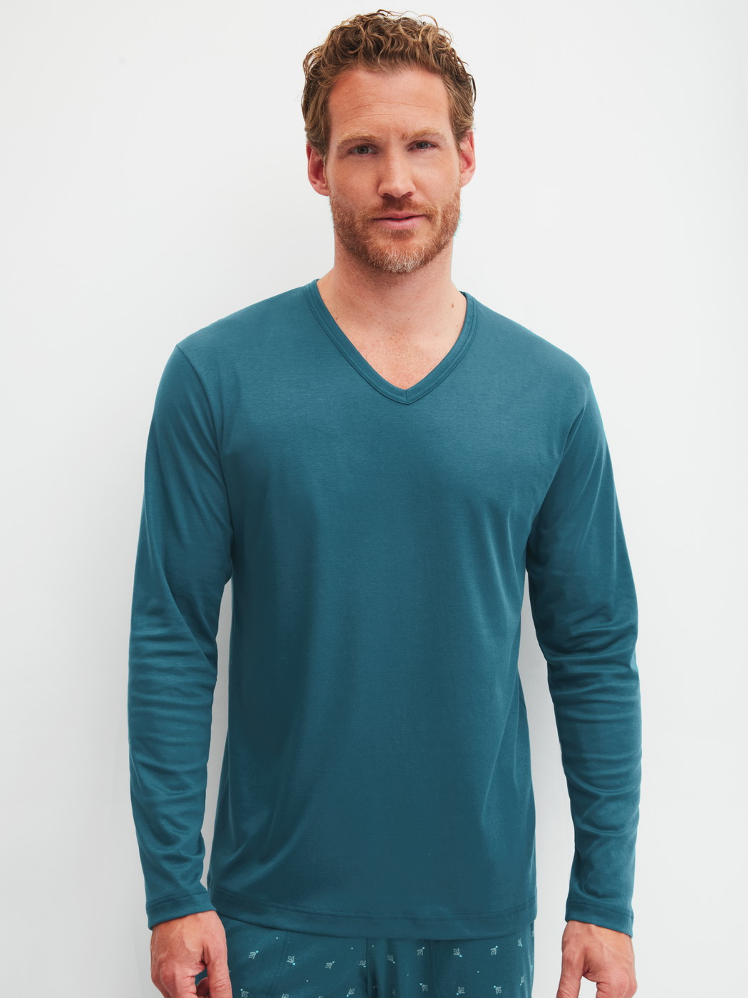 La modella / Il modello Uomo indossa Shirt a manica lunga in Cotone di colore Turchese, Tinta unita, della serie RMX Sleep Free di CALIDA, Vista frontale