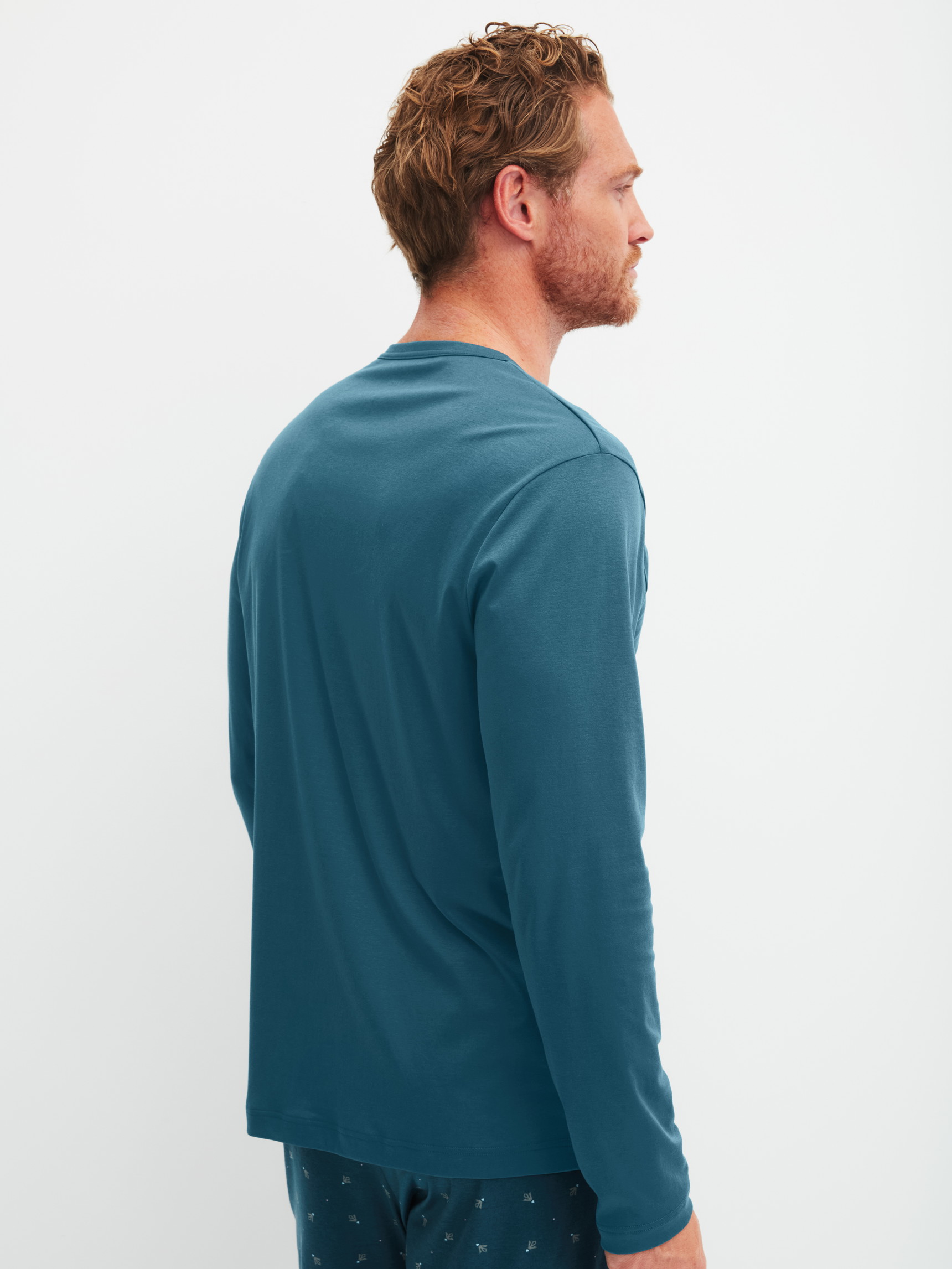 Men model is wearing Shirt long sleeve made of Cotton in Turquoise, Unicoloured from the RMX Sleep Free series by CALIDA, Back view