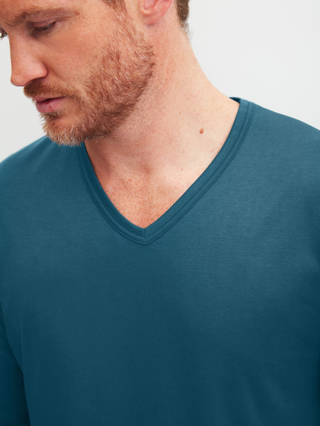 La modella / Il modello Uomo indossa Shirt a manica lunga in Cotone di colore Turchese, Tinta unita, della serie RMX Sleep Free di CALIDA, Dettaglio