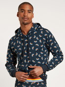 Herren-Model trägt Kapuzenpullover aus Baumwolle in Blau, Motiv aus Serie Love Capsule von CALIDA, Vorderansicht