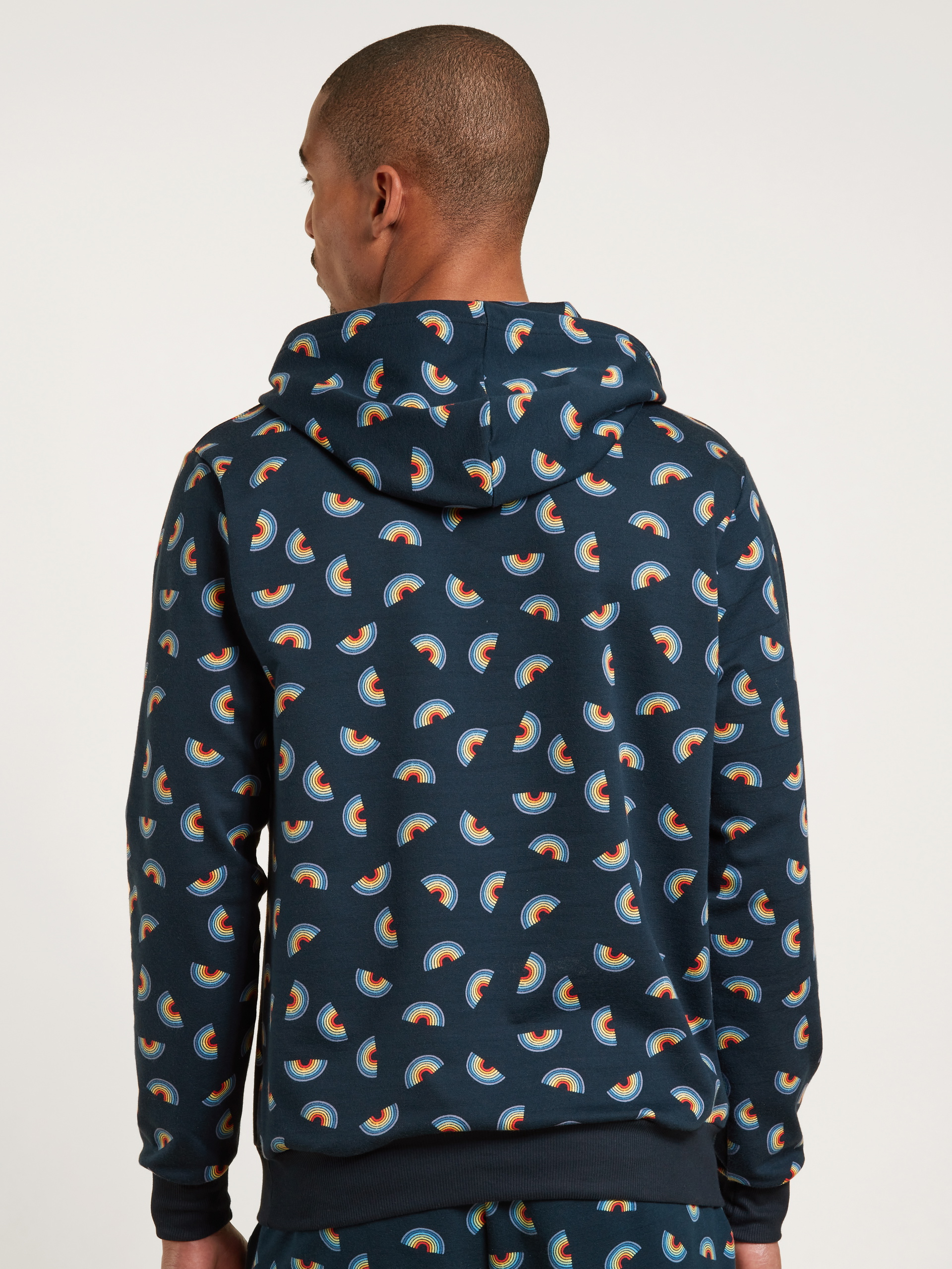 Le mannequin Homme porte le/la Pull à manches longues en Coton de couleur Bleu, Motif, de la série Love Capsule de CALIDA, Vue arrière