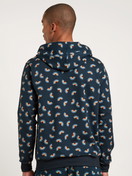 Herren-Model trägt Kapuzenpullover aus Baumwolle in Blau, Motiv aus Serie Love Capsule von CALIDA, Rückansicht